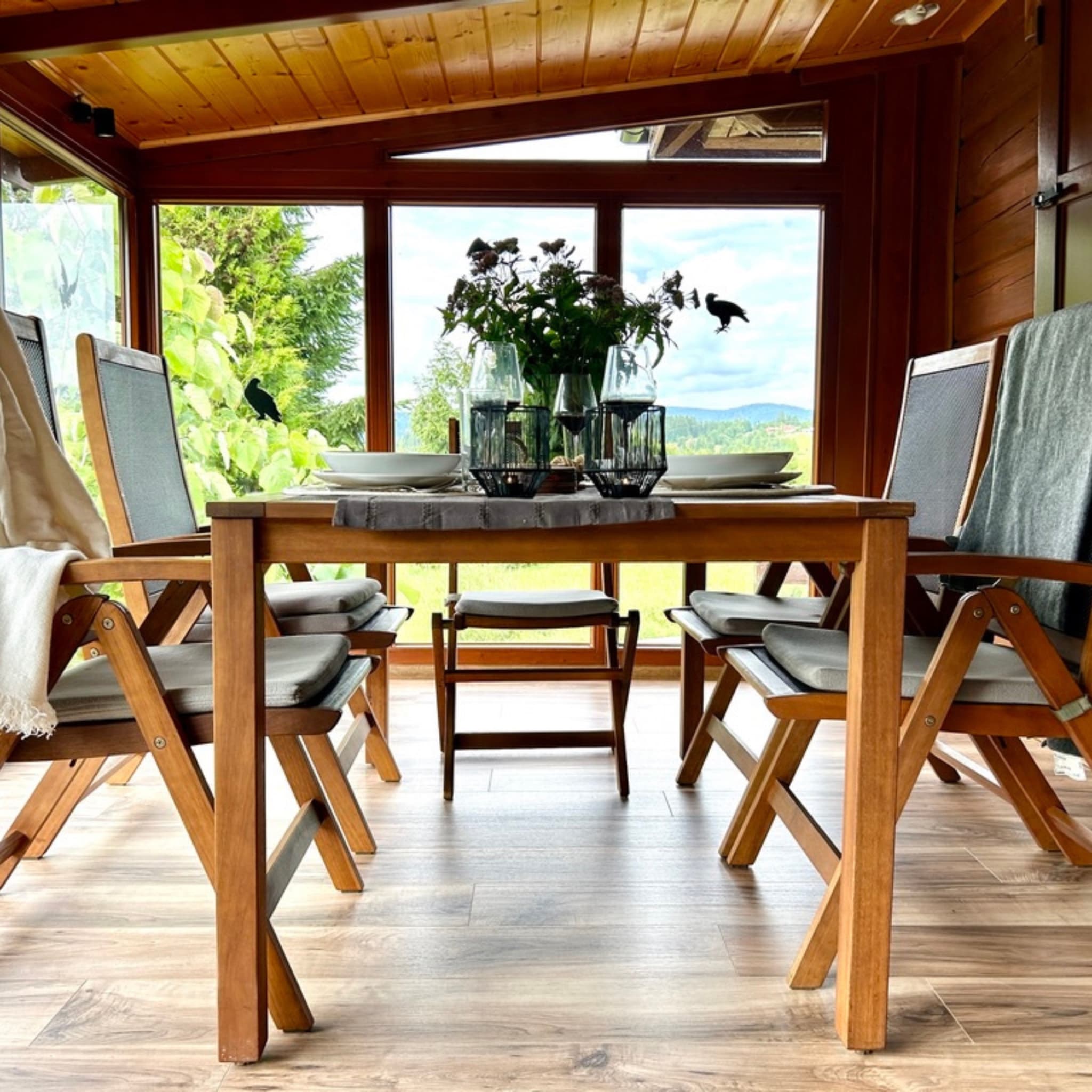 Jadalnia z widokiem na góry Beskidu Żywieckiego - dom w Soblówce