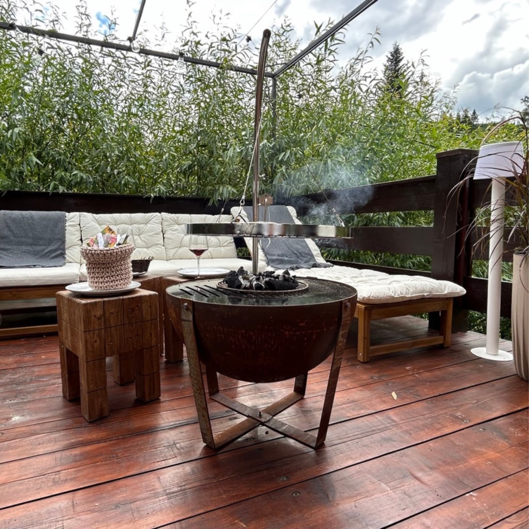 Strefa grillowa na tarasie - ognisko w domu górskim Soblówka