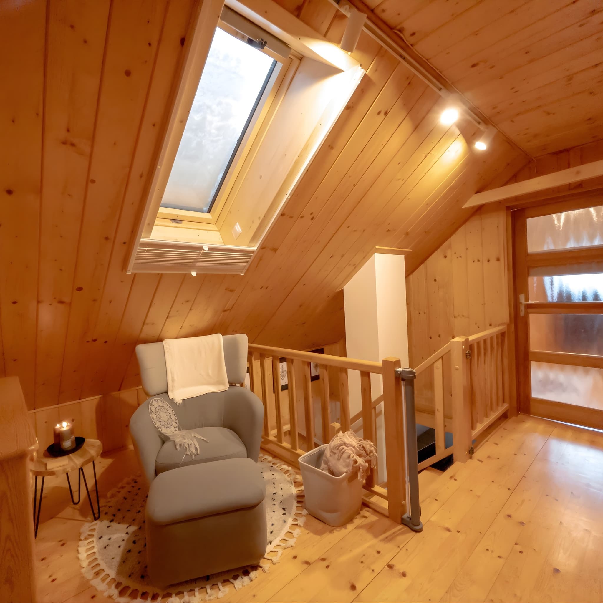 Przytulny kącik do czytania na poddaszu - dom w górach Soblówka