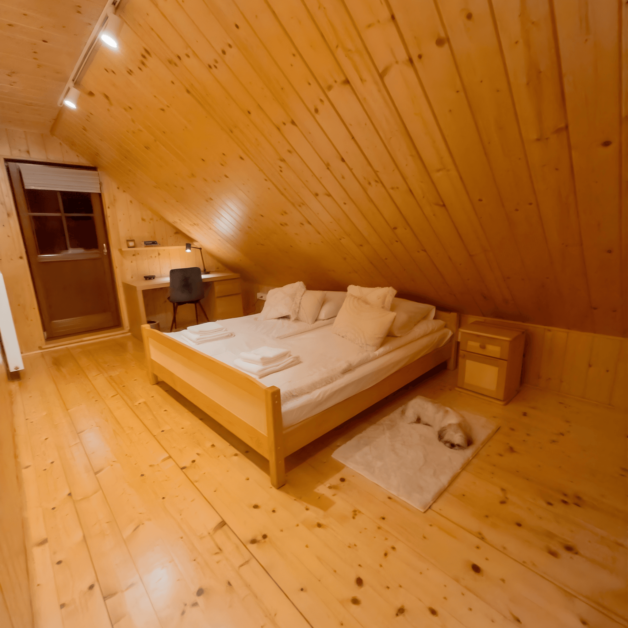 Sypialnia główna z miejscem do pracy - dom na wynajem Soblówka