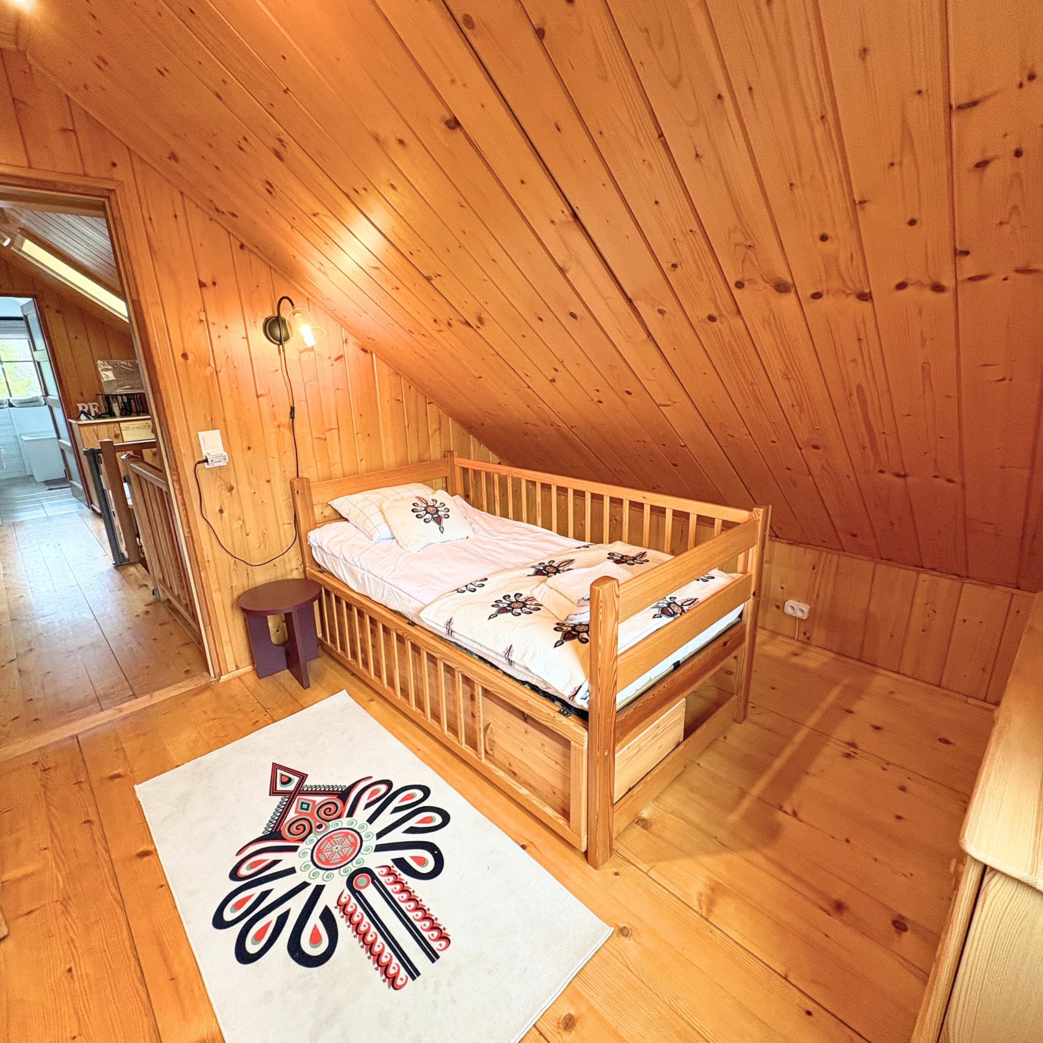 Pokój dziecięcy z góralskim dywanem - dom rodzinny w Soblówce