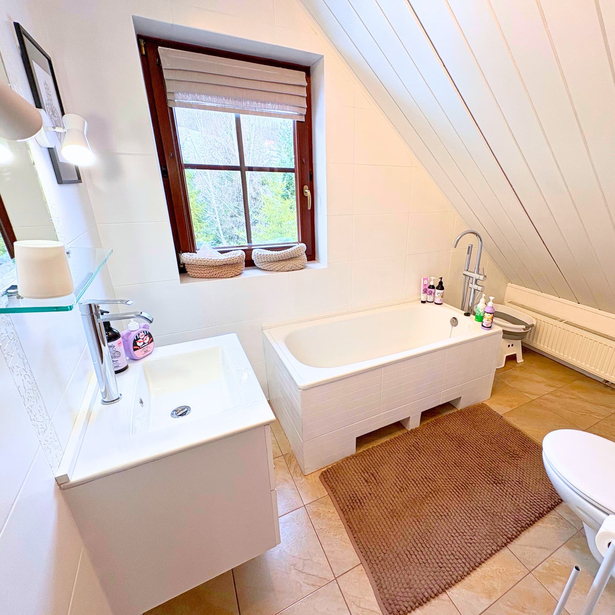 Druga łazienka z wanną na poddaszu - dom w górach Beskid Żywiecki