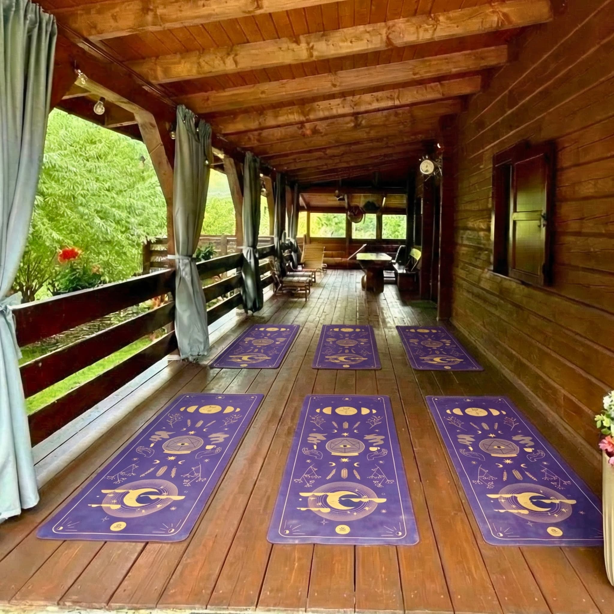 Sesja jogi na tarasie z widokiem na góry - dom w Soblówce Beskid Żywiecki