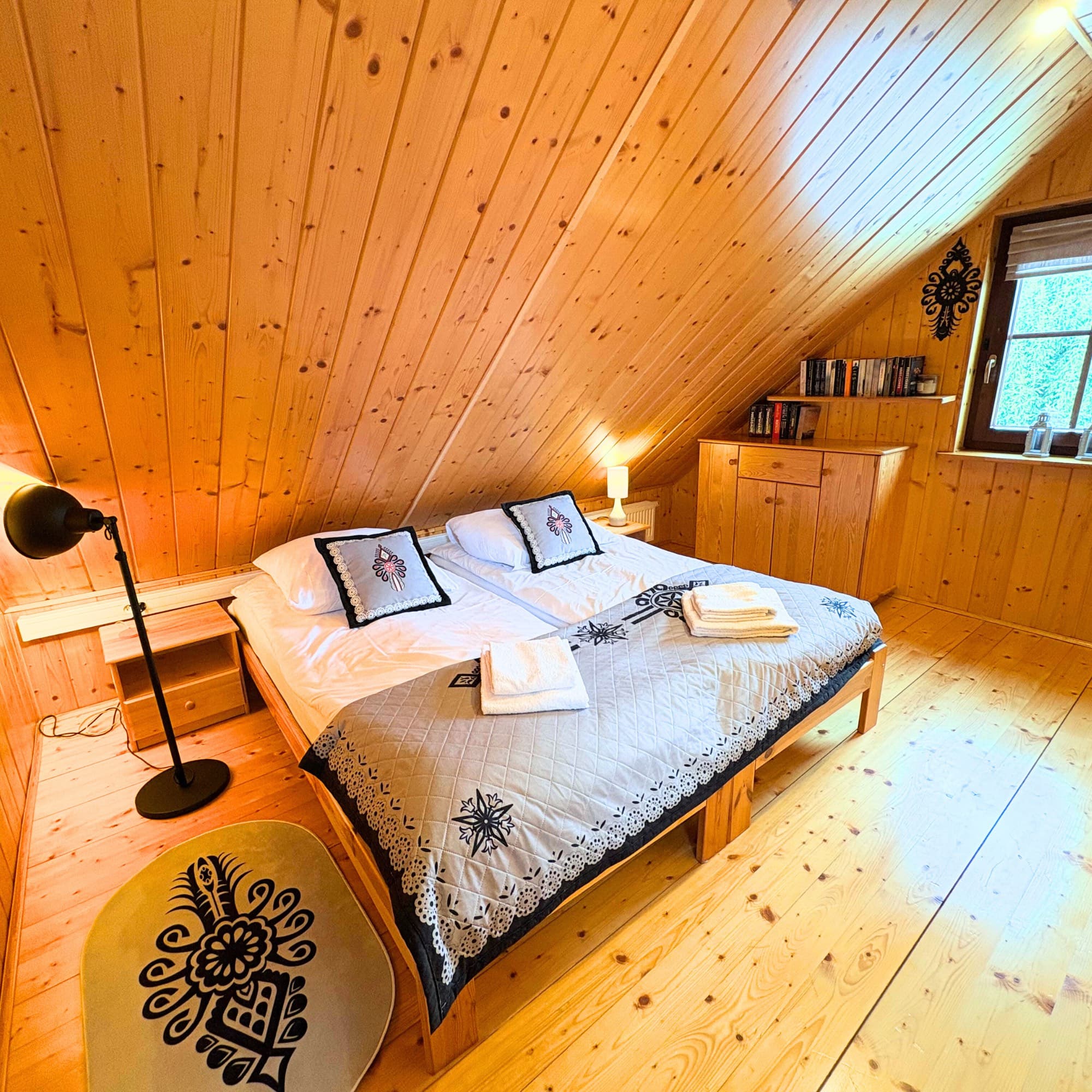 Sypialnia na poddaszu z góralską pościelą - dom w górach Soblówka