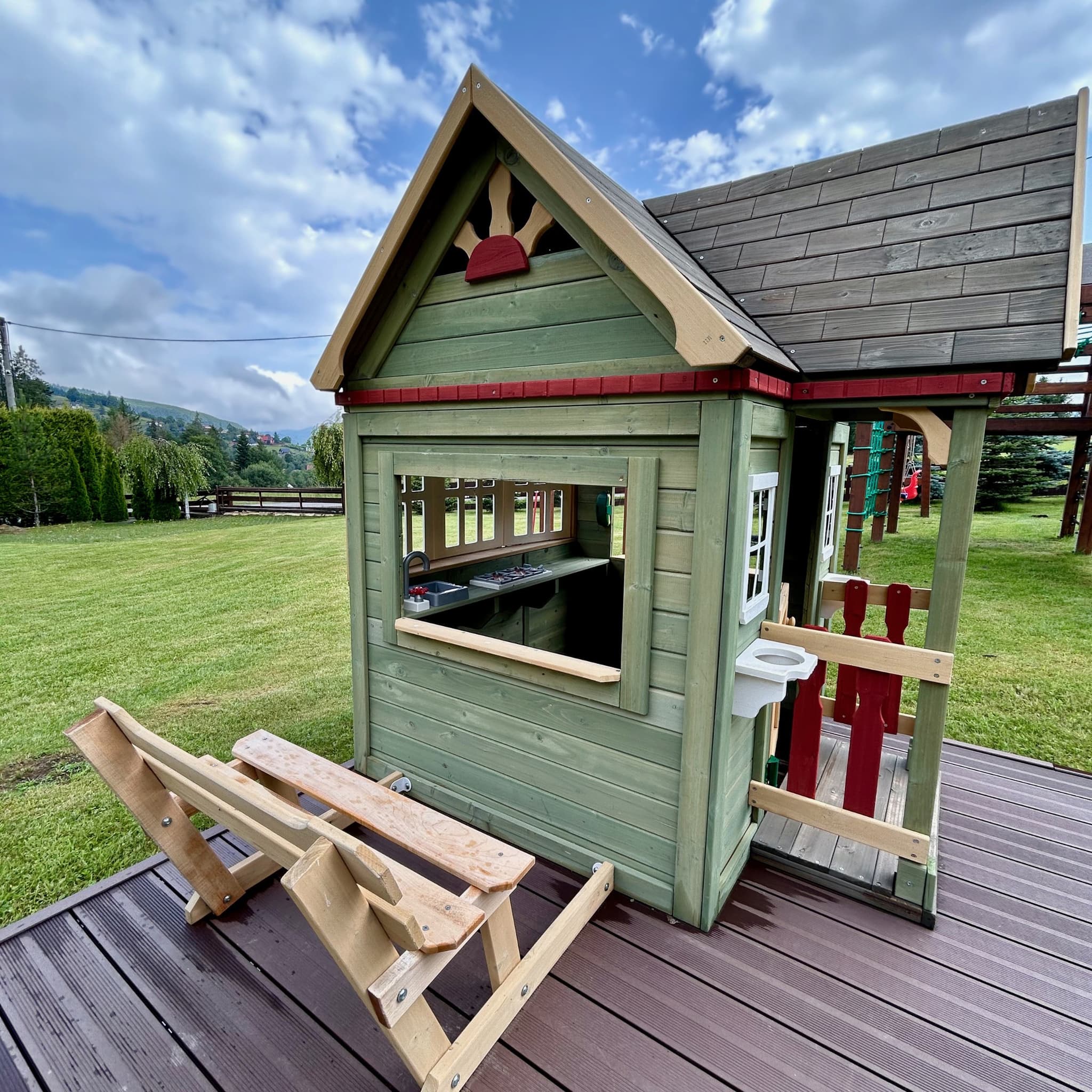 Drewniany domek zabaw dla dzieci - ogród domu w Soblówce 3000m²