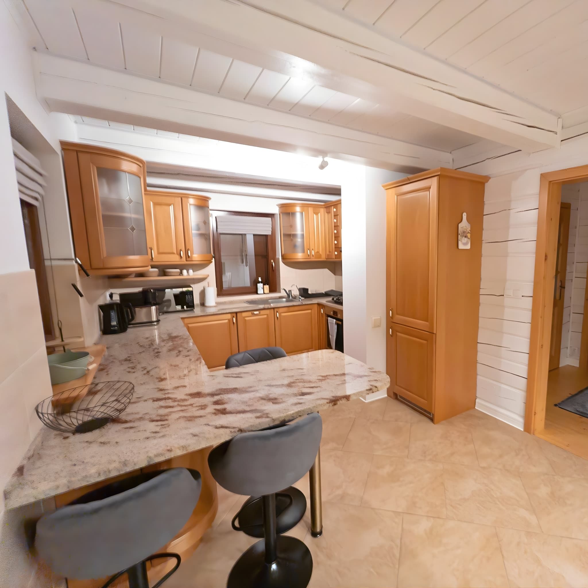 W pełni wyposażona kuchnia z wyspą - dom wakacyjny w Soblówce