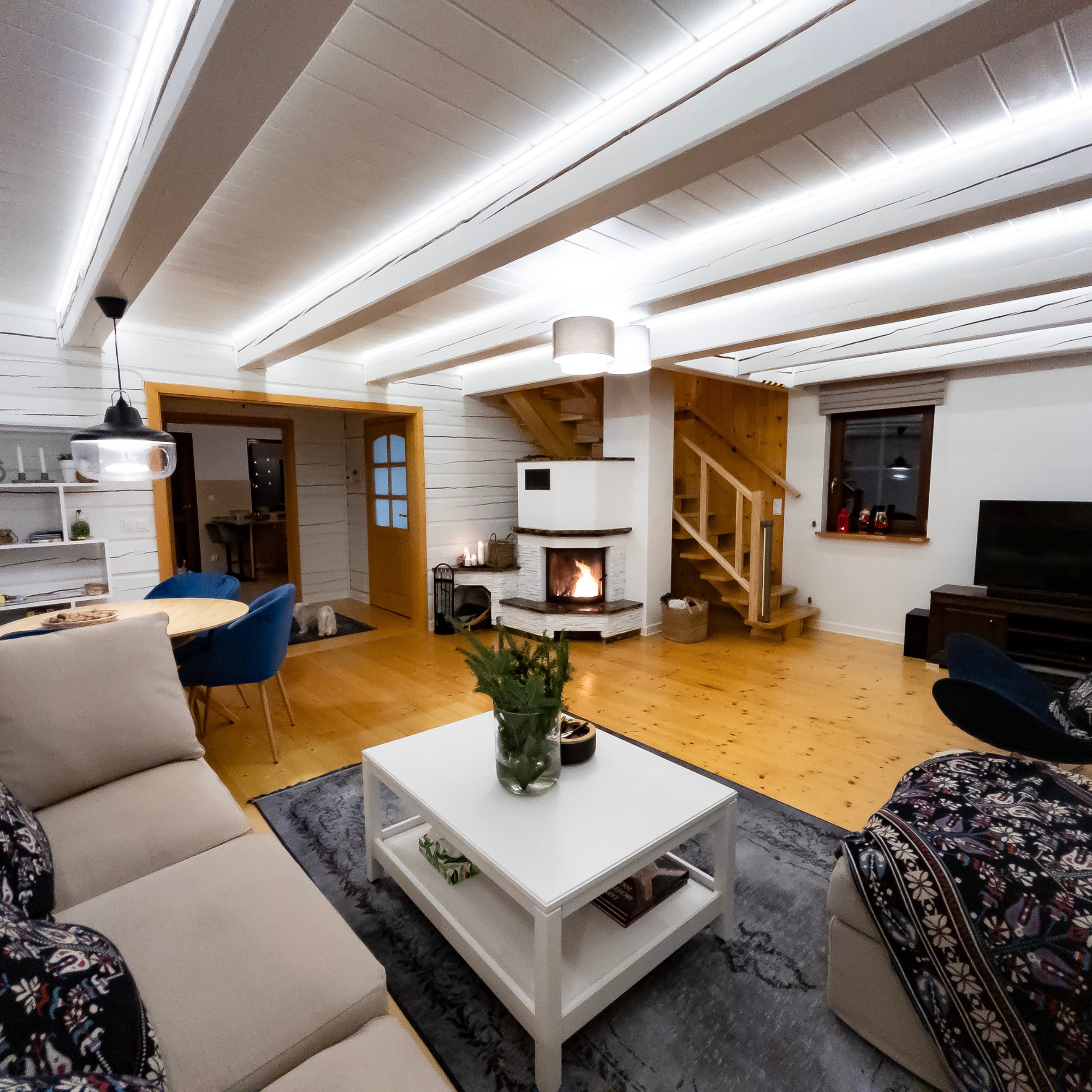 Przestronny salon z kominkiem i schodami