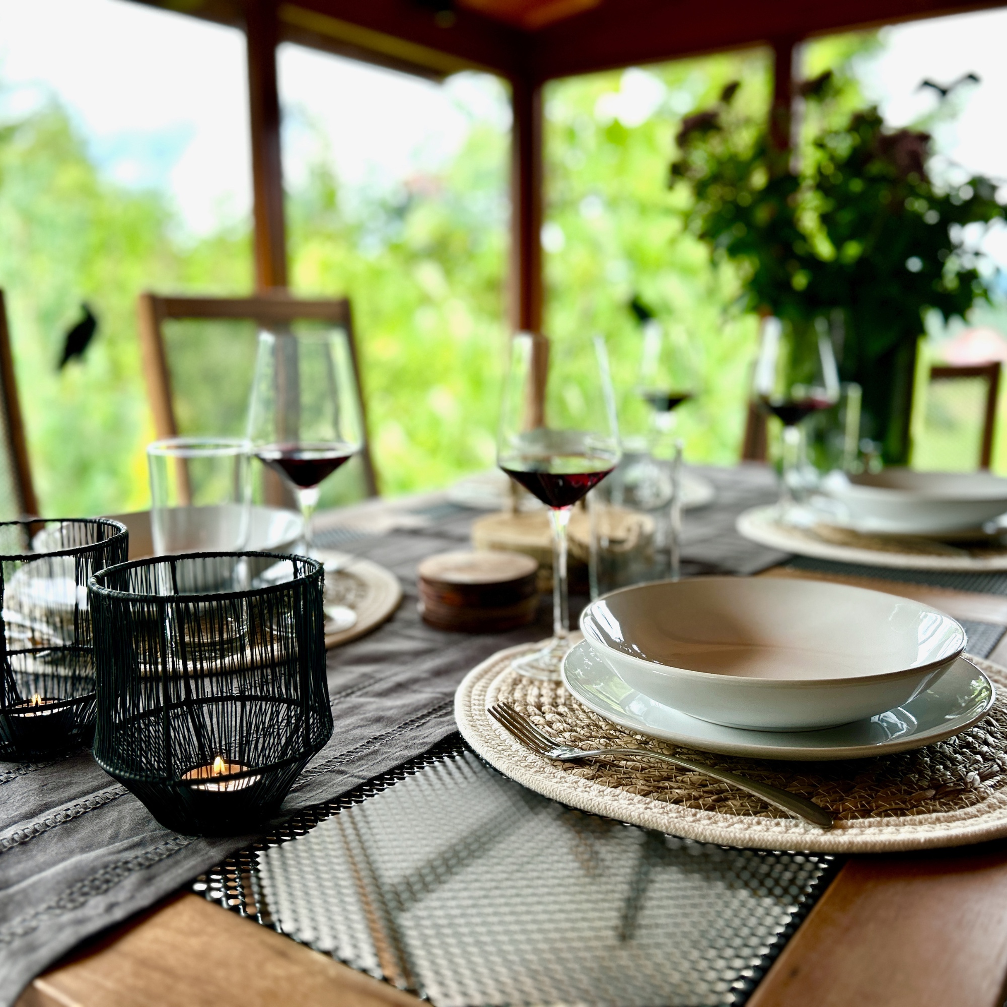 Elegancko nakryty stół na tarasie